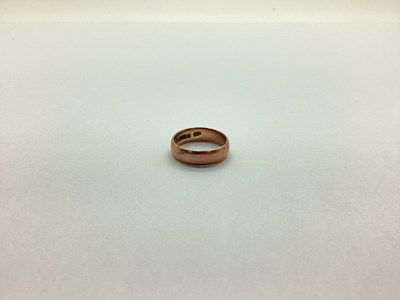 Lot 258 - A 9ct Rose Gold Plain Wedding Band (finger...