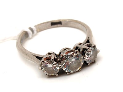 Lot 139 - A Three Stone Diamond Ring, the graduated...