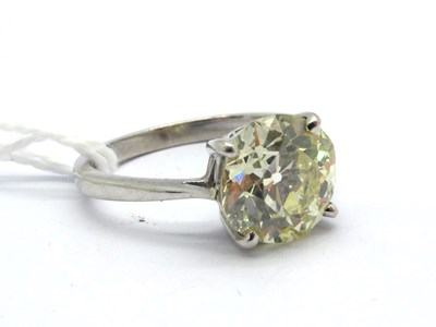 Lot 201 - A Large 18ct Gold Single Stone Diamond Ring,...
