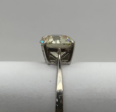 Lot 201 - A Large 18ct Gold Single Stone Diamond Ring,...