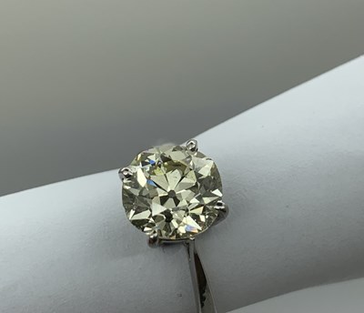 Lot 201 - A Large 18ct Gold Single Stone Diamond Ring,...