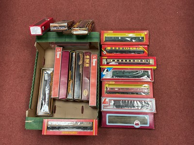 Lot 432 - Approximately nineteen boxed 00 coaches and...