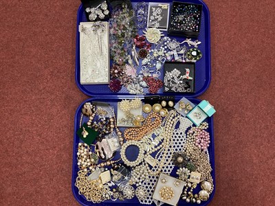 Lot 85 - A Collection of Modern Costume Jewellery, to...