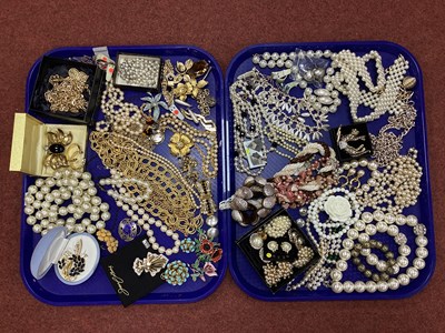 Lot 50 - A Collection of Modern Costume Jewellery, to...