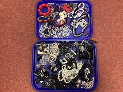 Lot 46 - A Collection of Modern Costume Jewellery, to...