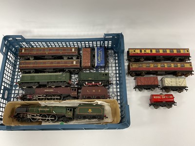 Lot 656 - Four Hornby-Dublo 00 gauge three-rail...