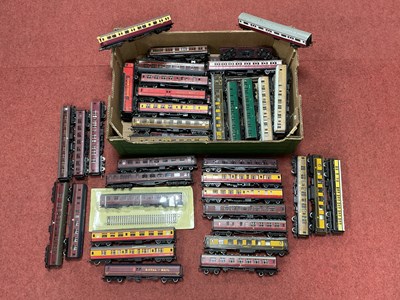Lot 395 - Approximately fifty-two 00 gauge steam-era...