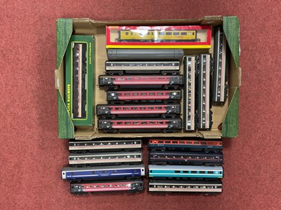 Lot 354 - Approximately thirty-three 00 gauge modern...