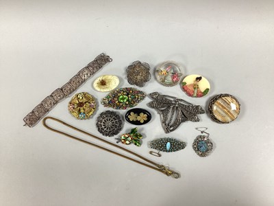 Lot 16 - A Collection of Brooches, to include lucite,...