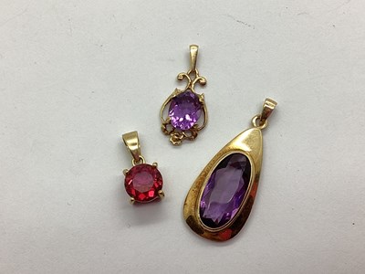Lot 103 - A 9ct Gold Tear Drop Shape Pendant, oval...