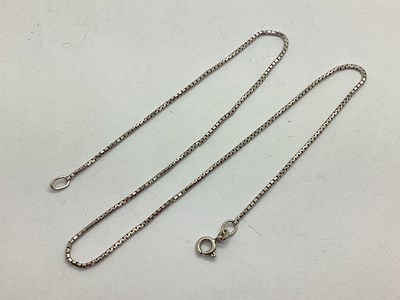 Lot 104 - A Fine Box Link Chain, 40cm long, stamped "750"...