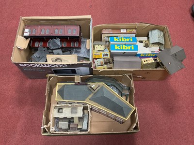 Lot 376 - A Quantity of 'HO'/'OO' Gauge "Built Up"...
