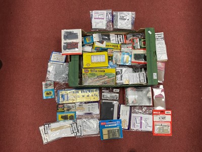 Lot 442 - A large quantity of 00/HO lineside accessories...