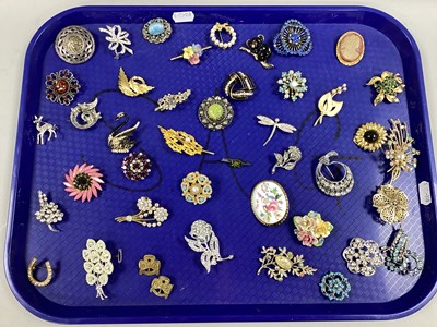 Lot 238 - A Collection of Assorted Brooches, to include...