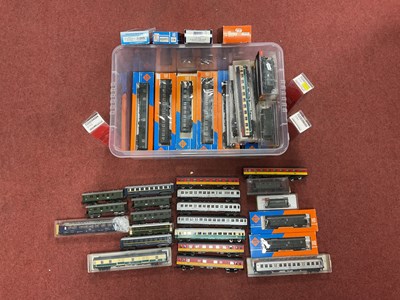 Lot 407 - Fifty 'HO' Gauge Continental Outline Passenger...