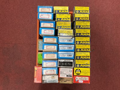 Lot 369 - Thirty-Three 'HO' Gauge Boxed U.S.A. Outline...