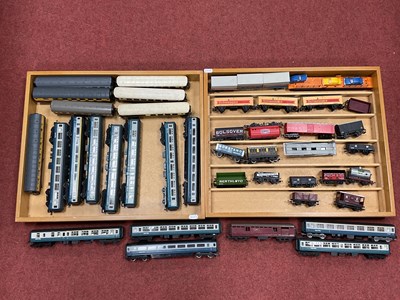 Lot 426 - A quantity of OO gauge rolling stock items by...
