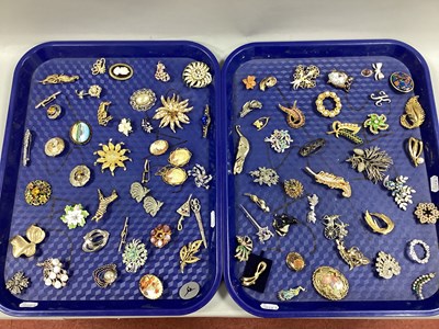 Lot 223 - A Collection of Assorted Brooches, to include...