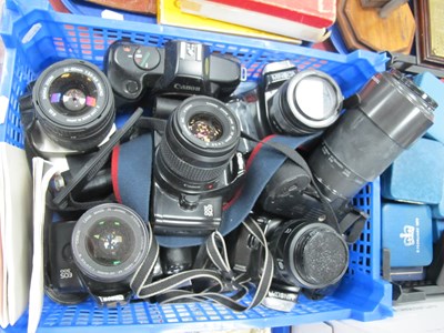 Lot 1390 - Cameras; A collection of modern 35mm SLR...