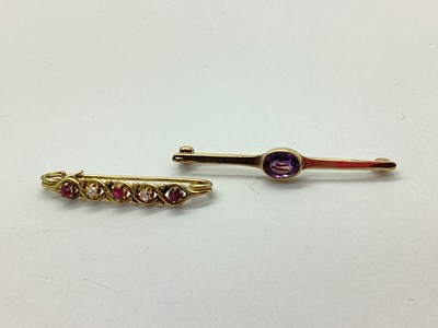 Lot 116 - A 9ct Gold Bar Brooch, oval collet set to the...