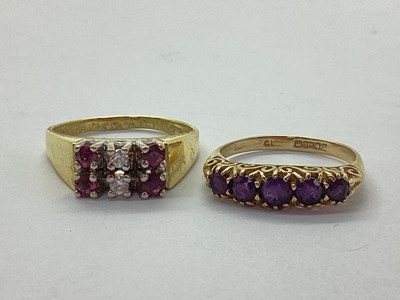 Lot 70 - A 9ct Gold Five Stone Ring, of graduated...