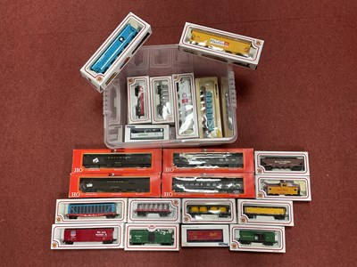 Lot 328 - A collection of boxed HO scale American...