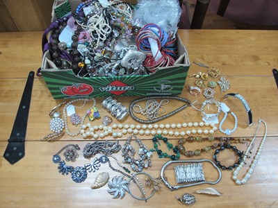 Lot 1151 - Assorted Costume Jewellery, including brooches,...