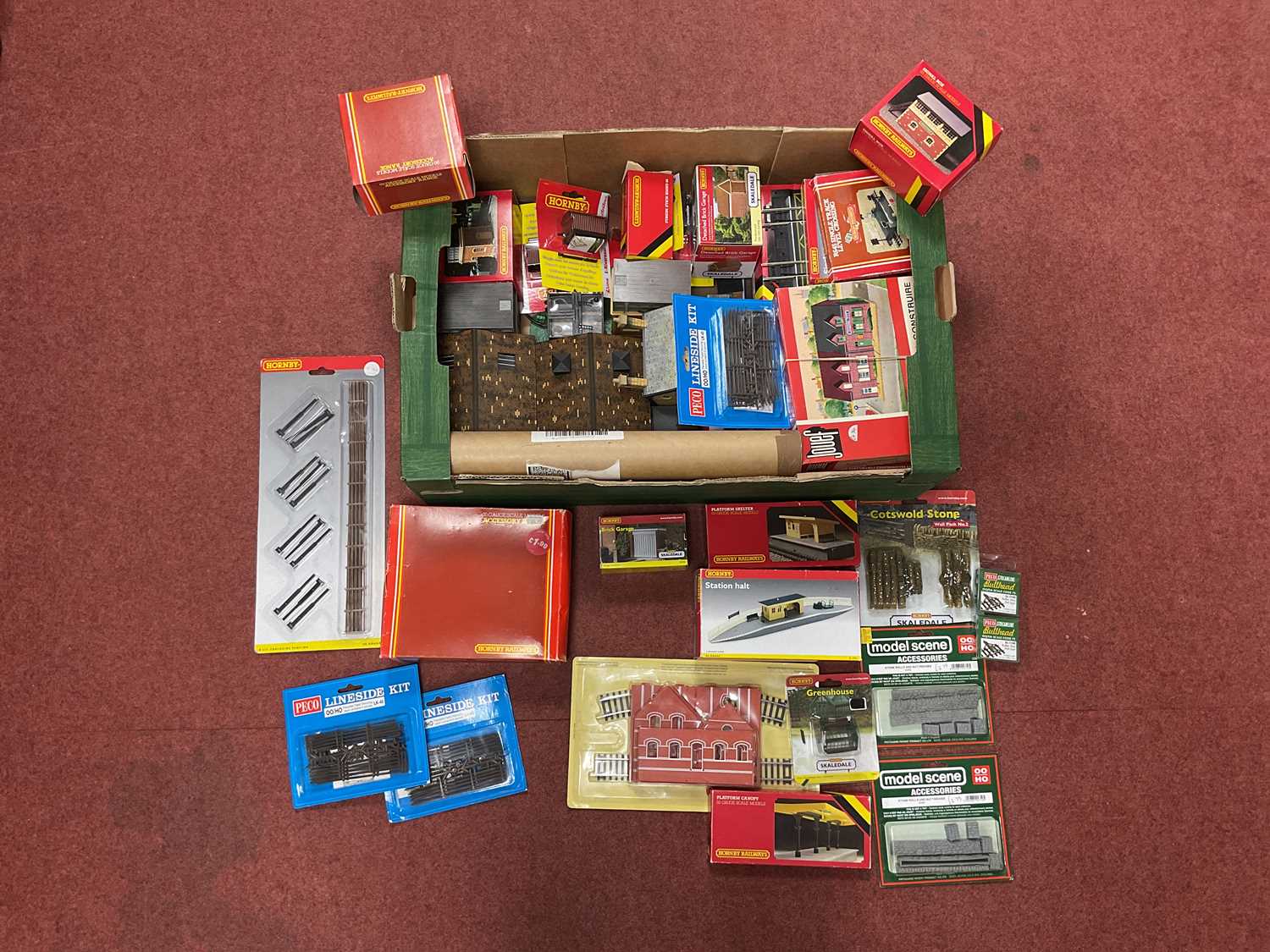 Lot 368 - A quantity of 00 gauge buildings and lineside...