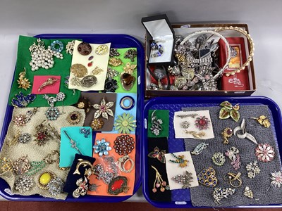 Lot 217 - A Collection of Assorted Brooches, including...