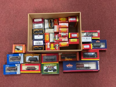 Lot 414 - Approximately forty boxed 00 gauge wagons and...