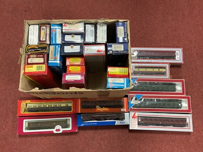 Lot 416 - Approximately twenty-nine boxed 00 gauge...