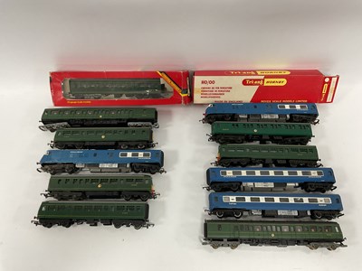 Lot 569 - A collection of 00 gauge multiple units by...