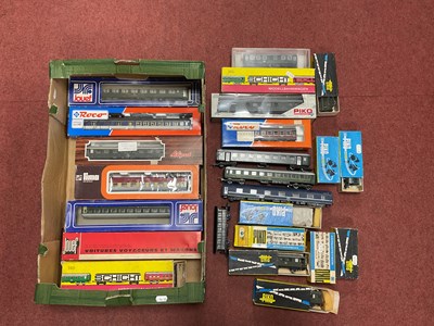 Lot 434 - Approximately twenty-four HO scale European...