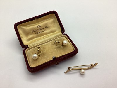 Lot 102 - A Single Pearl Bar Brooch, stamped "9ct",...
