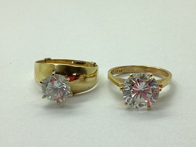 Lot 79 - A Circular Single Stone Ring, claw set...