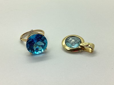 Lot 83 - A Large 9ct Gold Single Stone Ring, brilliant...