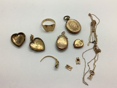Lot 98 - A Vintage Gent's Signet Ring, with cushion...