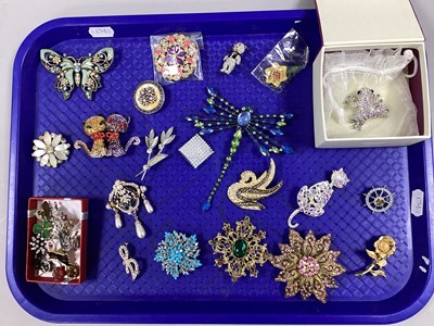 Lot 275 - A Collection of Assorted Brooches and Pin...