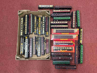 Lot 421 - Approximately forty-two 00 gauge coaches by...