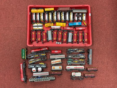 Lot 343 - Approximately fifty-five modern image 00 gauge...