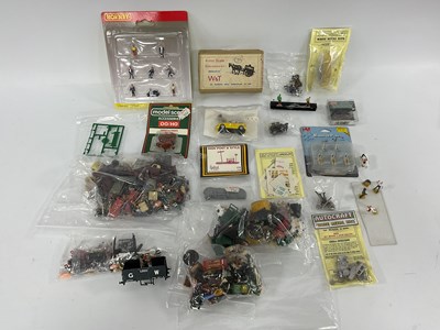 Lot 613 - A box of 00/HO figures and other small...