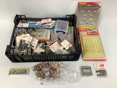 Lot 462 - A quantity of 00/HO gauge lineside accessories...