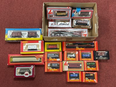 Lot 602 - Approximately twenty boxed 00 gauge wagons by...