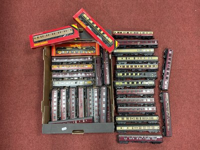 Lot 430 - Approximately thirty-five 00 gauge coaches...