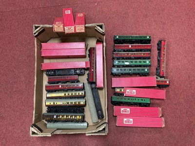 Lot 501 - Twenty Seven Hornby Dublo 'OO Gauge' 2-Rail...
