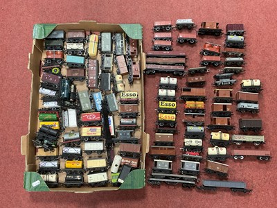 Lot 427 - Approximately ninety 00 gauge steam-era wagons...