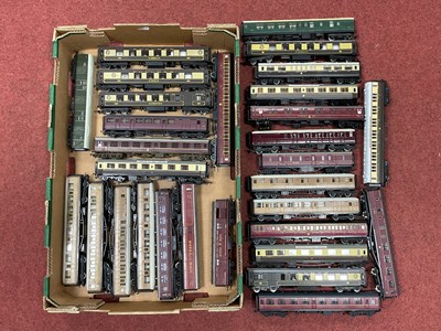 Lot 434 - Approximately thirty 00 gauge coaches and...