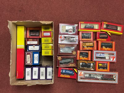 Lot 462 - Approximately thirty boxed 00 gauge wagons by...