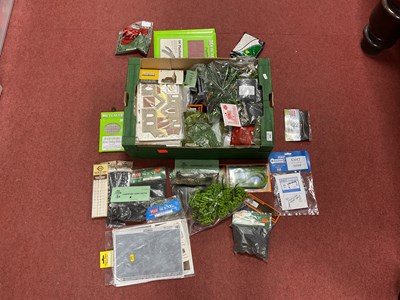 Lot 419 - A large quantity of 00 gauge scenic items...