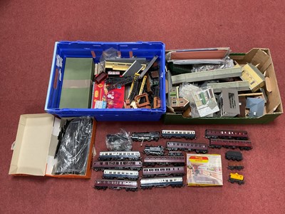 Lot 530 - A Quantity of 'OO' Gauge Model Railway...